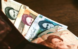 ややこしいイランの通貨・お金事情を徹底解説！両替やデビッドカード情報も！